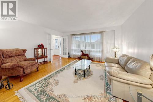 25 Malcolm Crescent, Brampton, ON - Indoor Photo Showing Living Room