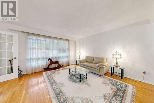 25 Malcolm Crescent, Brampton, ON - Indoor Photo Showing Living Room