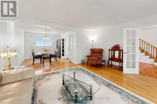 25 Malcolm Crescent, Brampton, ON - Indoor Photo Showing Living Room