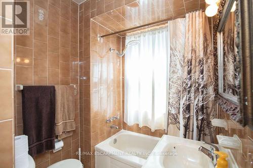 66 Sherman Avenue N, Hamilton, ON - Indoor Photo Showing Bathroom