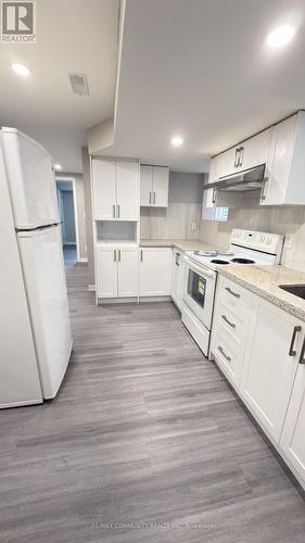 3336 Stoney Crescent, Mississauga, ON - Indoor Photo Showing Kitchen