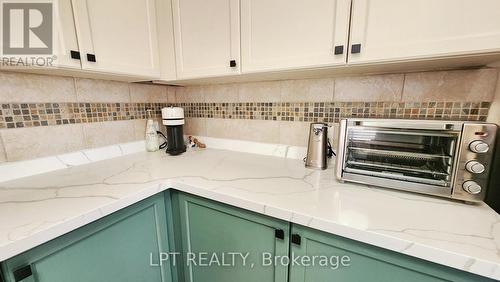 17 Silver Maple Crescent, Barrie, ON - Indoor Photo Showing Kitchen