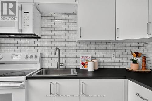 2998 Fairlea Crescent, Ottawa, ON - Indoor Photo Showing Kitchen