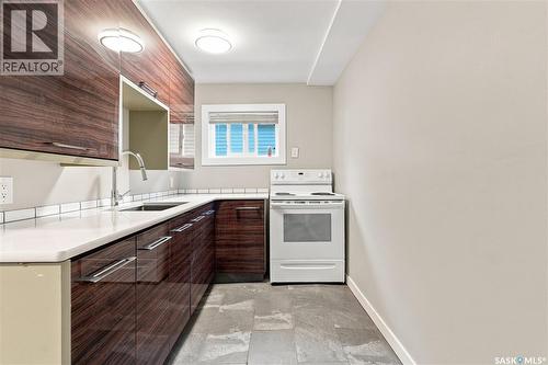 423 E Avenue S, Saskatoon, SK - Indoor Photo Showing Kitchen