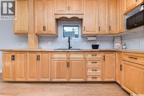 1017 J Avenue N, Saskatoon, SK - Indoor Photo Showing Kitchen