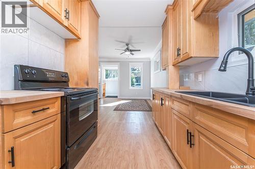 1017 J Avenue N, Saskatoon, SK - Indoor Photo Showing Kitchen