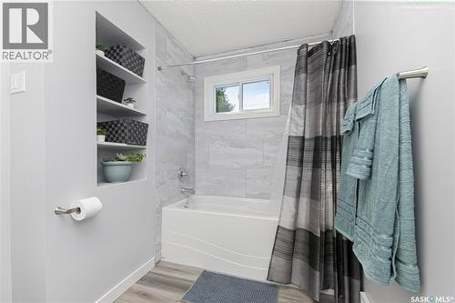 1017 J Avenue N, Saskatoon, SK - Indoor Photo Showing Bathroom