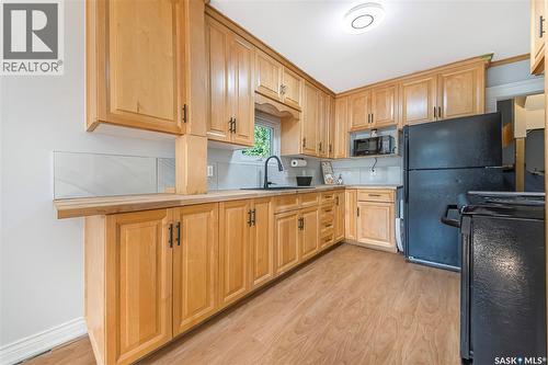 1017 J Avenue N, Saskatoon, SK - Indoor Photo Showing Kitchen