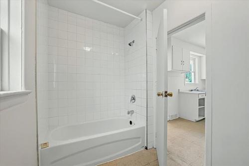 287 Boyd Avenue, Winnipeg, MB - Indoor Photo Showing Bathroom