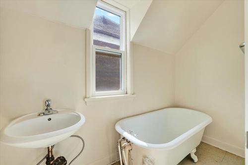 287 Boyd Avenue, Winnipeg, MB - Indoor Photo Showing Bathroom