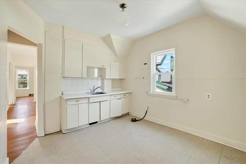 287 Boyd Avenue, Winnipeg, MB - Indoor Photo Showing Kitchen