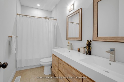 716 North Shore Boulevard E, Burlington, ON - Indoor Photo Showing Bathroom