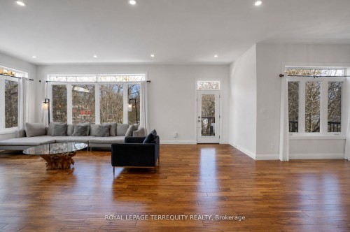 716 North Shore Boulevard E, Burlington, ON - Indoor Photo Showing Living Room
