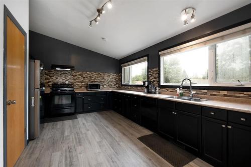 14 Mansard Close, Winnipeg, MB - Indoor Photo Showing Kitchen With Double Sink