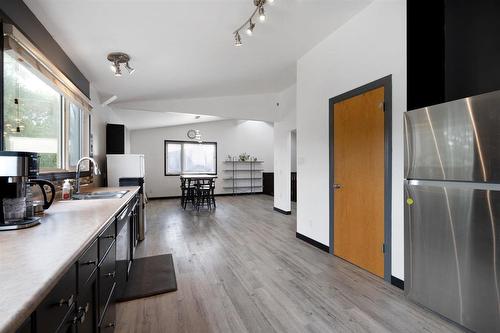 14 Mansard Close, Winnipeg, MB - Indoor Photo Showing Kitchen With Double Sink