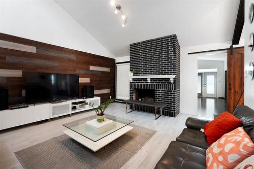 14 Mansard Close, Winnipeg, MB - Indoor Photo Showing Living Room