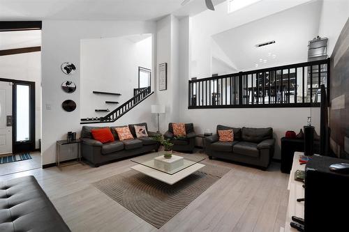 14 Mansard Close, Winnipeg, MB - Indoor Photo Showing Living Room