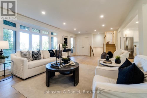 2340 Britannia Road, Burlington, ON - Indoor Photo Showing Living Room