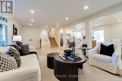 2340 Britannia Road, Burlington, ON - Indoor Photo Showing Living Room