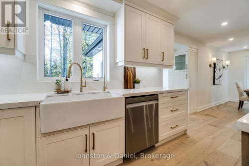 2340 Britannia Road, Burlington, ON - Indoor Photo Showing Kitchen
