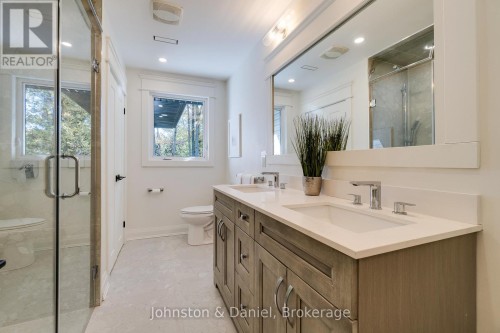 2340 Britannia Road, Burlington, ON - Indoor Photo Showing Bathroom