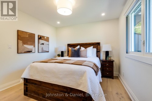 2340 Britannia Road, Burlington, ON - Indoor Photo Showing Bedroom