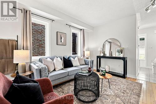 5 Rich Crescent, Whitby, ON - Indoor Photo Showing Living Room