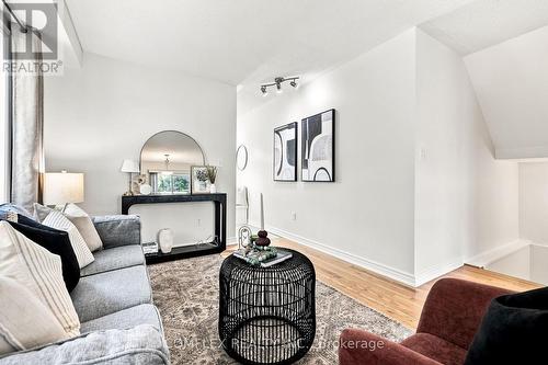 5 Rich Crescent, Whitby, ON - Indoor Photo Showing Living Room