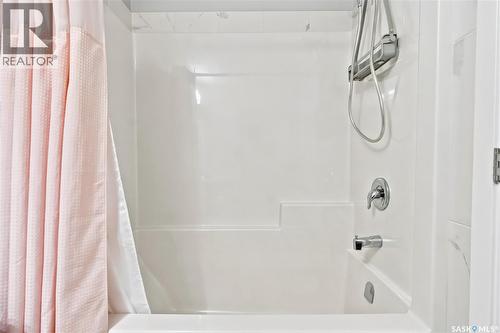5485 Cade Street E, Regina, SK - Indoor Photo Showing Bathroom