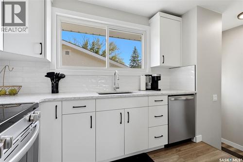 5871 Mckinley Avenue, Regina, SK - Indoor Photo Showing Kitchen With Upgraded Kitchen