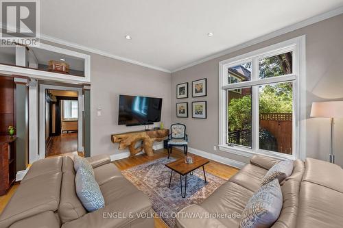 17 Oakland Avenue, Ottawa, ON - Indoor Photo Showing Living Room