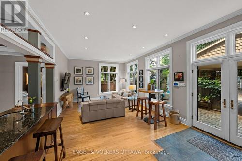 17 Oakland Avenue, Ottawa, ON - Indoor Photo Showing Living Room