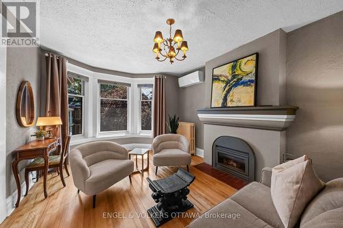 17 Oakland Avenue, Ottawa, ON - Indoor With Fireplace