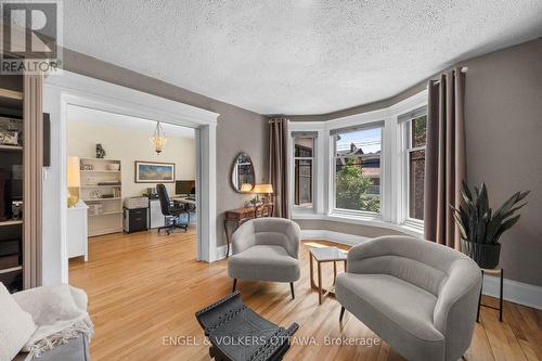 17 Oakland Avenue, Ottawa, ON - Indoor Photo Showing Living Room