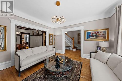 17 Oakland Avenue, Ottawa, ON - Indoor Photo Showing Living Room