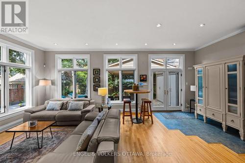 17 Oakland Avenue, Ottawa, ON - Indoor Photo Showing Living Room