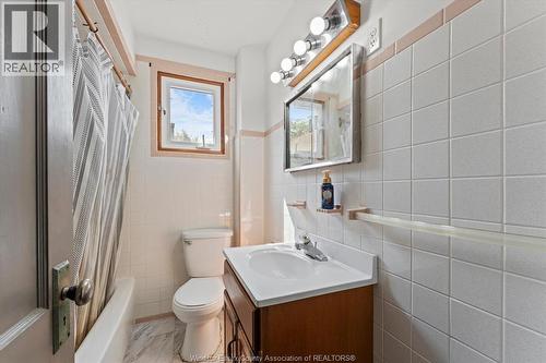 1481 Benjamin Avenue, Windsor, ON - Indoor Photo Showing Bathroom