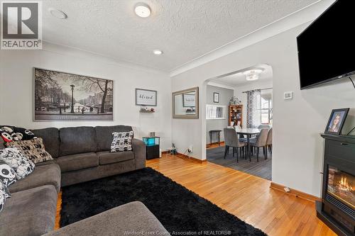 1481 Benjamin Avenue, Windsor, ON - Indoor Photo Showing Living Room With Fireplace