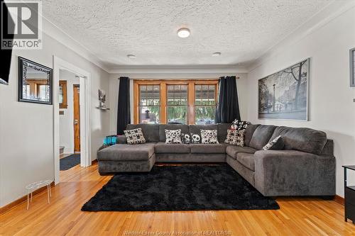 1481 Benjamin Avenue, Windsor, ON - Indoor Photo Showing Living Room