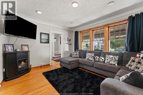 1481 Benjamin Avenue, Windsor, ON - Indoor Photo Showing Living Room With Fireplace