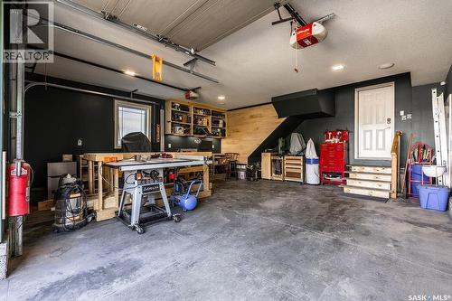 410 Willowgrove Crescent, Saskatoon, SK - Indoor Photo Showing Garage