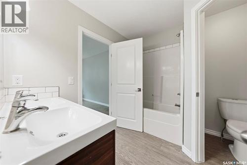 532 J Avenue N, Saskatoon, SK - Indoor Photo Showing Bathroom