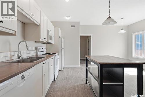 532 J Avenue N, Saskatoon, SK - Indoor Photo Showing Kitchen With Double Sink