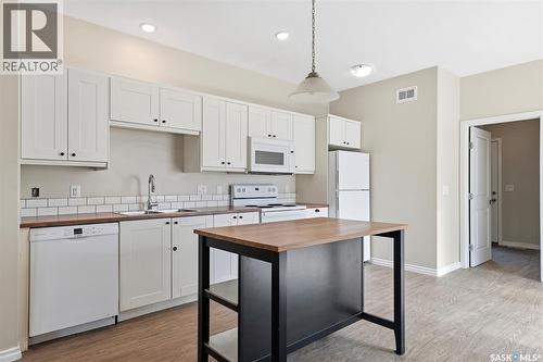 532 J Avenue N, Saskatoon, SK - Indoor Photo Showing Kitchen With Double Sink