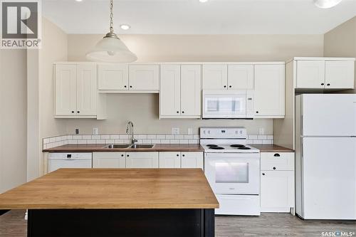 532 J Avenue N, Saskatoon, SK - Indoor Photo Showing Kitchen With Double Sink