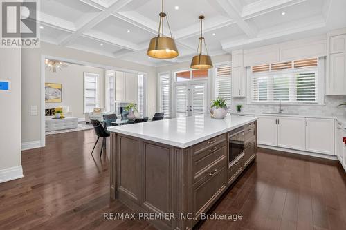 31 Sarracini Crescent, Vaughan, ON - Indoor Photo Showing Kitchen With Upgraded Kitchen