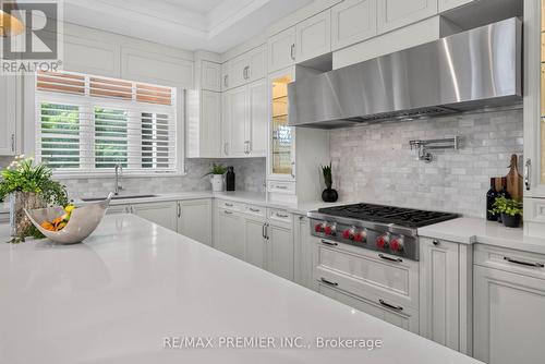 31 Sarracini Crescent, Vaughan, ON - Indoor Photo Showing Kitchen With Upgraded Kitchen
