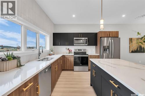 118 Amisk Way, Saskatoon, SK - Indoor Photo Showing Kitchen With Double Sink With Upgraded Kitchen