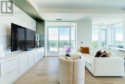808 - 397 Royal Orchard Boulevard E, Markham, ON - Indoor Photo Showing Living Room