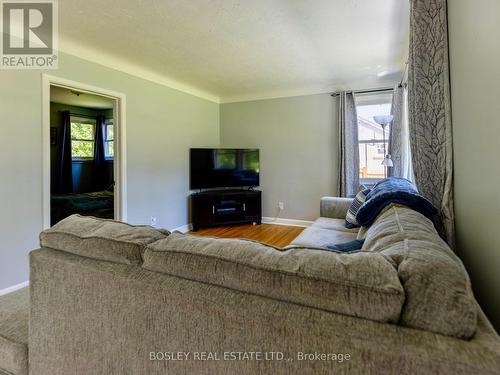 1180 Sunset Drive, Pelham (Fenwick), ON - Indoor Photo Showing Living Room